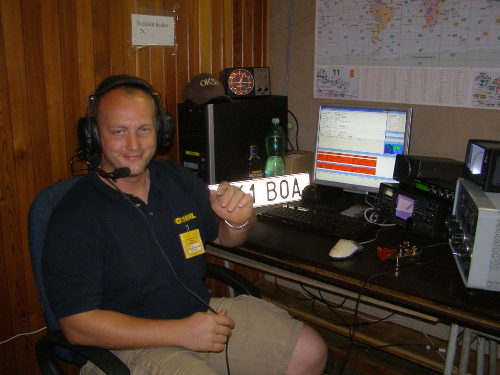Petr OK1BOA a ve vysílacím středisku OK5H