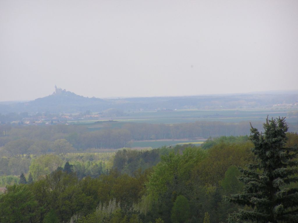 Pohled na Kunětickou horu z vysílacího střediska OK1KHL.